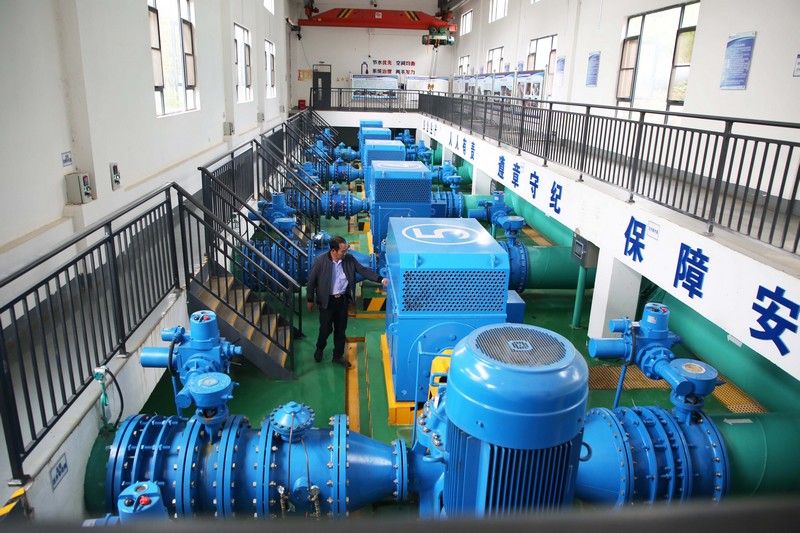 楊灣橋水廠值班值守工作人員正在查看設備運行情況。