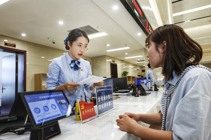 貴安新區政務服務中心內，工作人員正為群眾辦理業務。貴安新區辦公室供圖