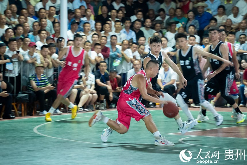 比賽現場，運動員們在球場上激烈對抗。人民網記者 涂敏攝