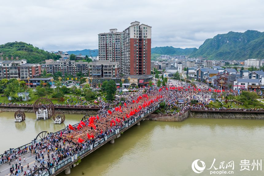 航拍施秉縣獨木龍舟巡游。人民網記者 涂敏攝