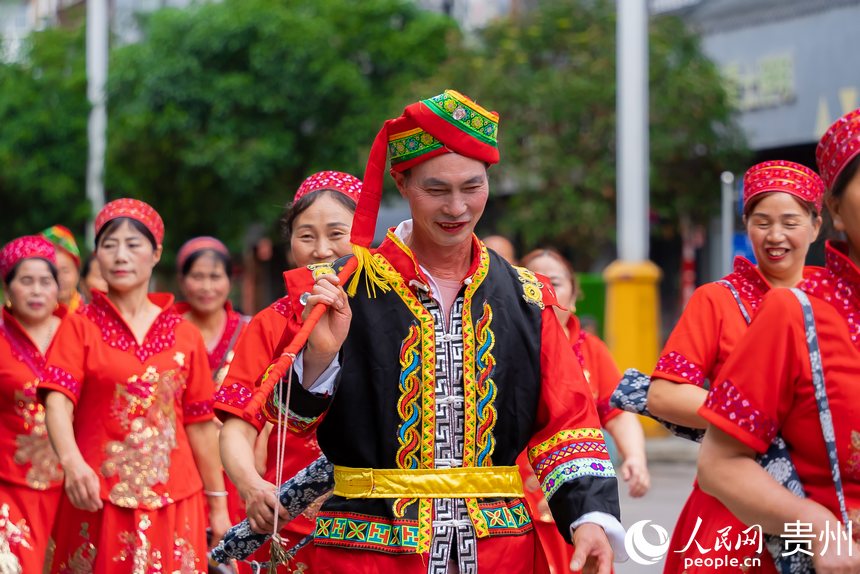 身著民族盛裝巡游的少數民族同胞。人民網記者 涂敏攝