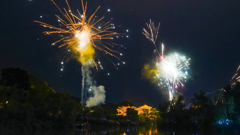 織金平遠古鎮夜景煙花秀。