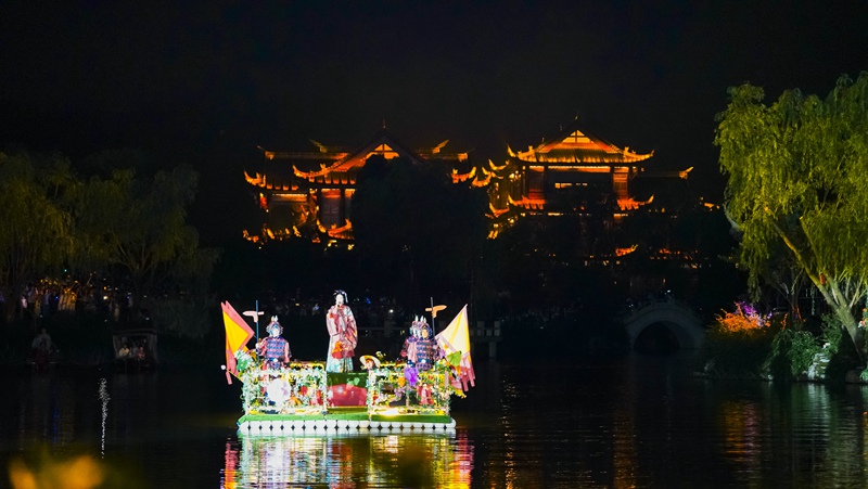 織金平遠古鎮夜晚演員在表演。