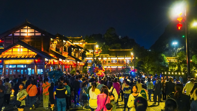 織金平遠古鎮夜晚游人如織。