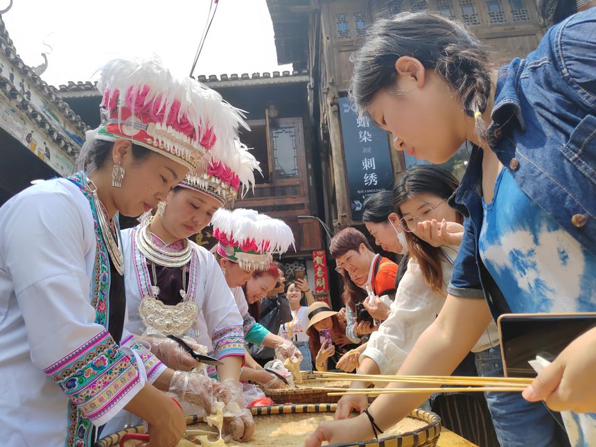 游客參與制作甜粑。