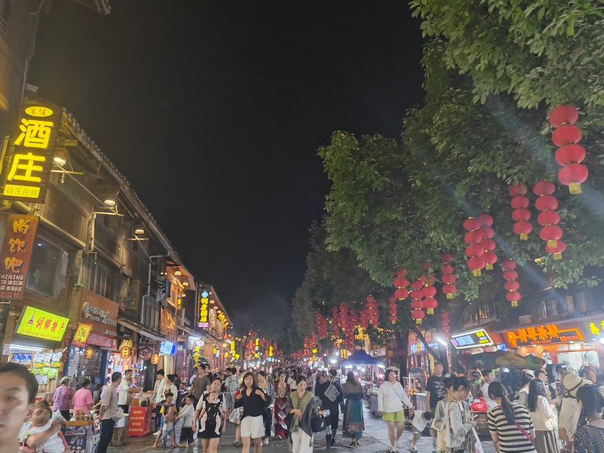 游客如織的肇興街。