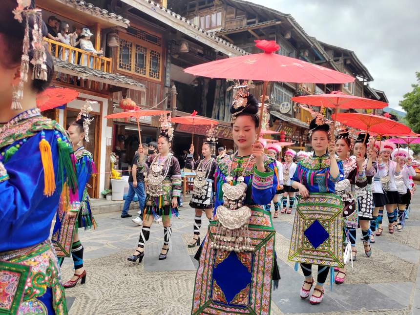 肇興谷雨節盛裝巡街活動。