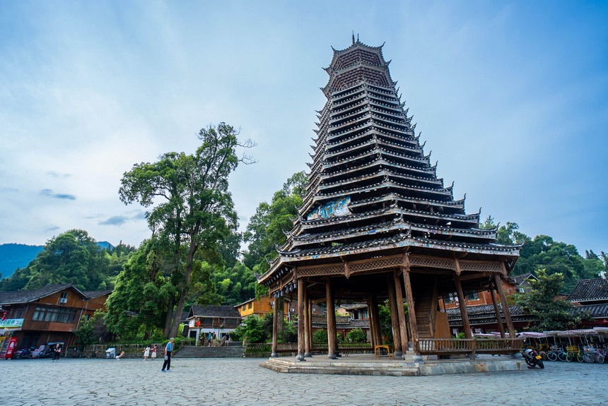 寨沙侗寨里的標志性建筑物。人民網記者 涂敏攝