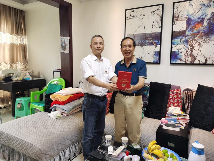 1 圖為金漫為王盡杰老黨員頒發“光榮在黨50年”紀念章。