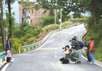 拍攝團在紫云縣四大寨鄉牛場村為群眾拍照。