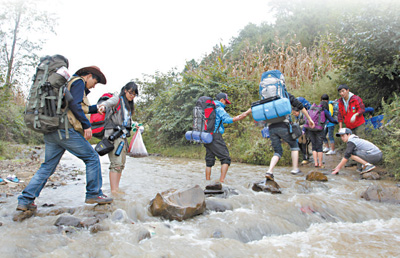拍攝團在前往村寨途中。