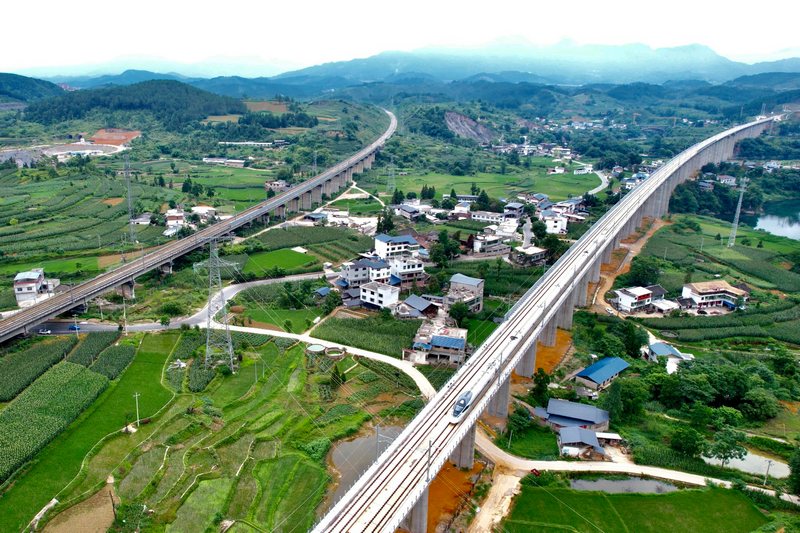 7月5日，貴南高鐵貴州段進入按圖行車試驗。范亮茹 攝