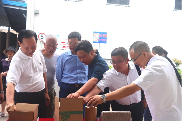 2 圖為在貴州鵬昇（集團）紙業有限責任公司參觀考察。