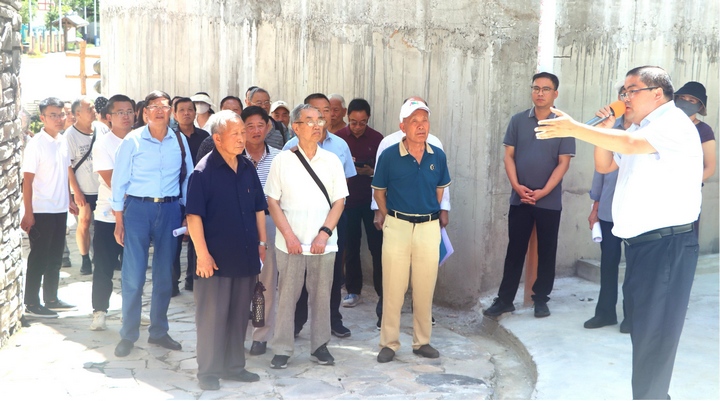 圖為在安龍縣篤山鎮梨樹村參觀考察。