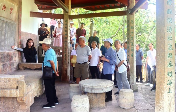 圖為老同志們聽取講解員講解《半山亭記》。