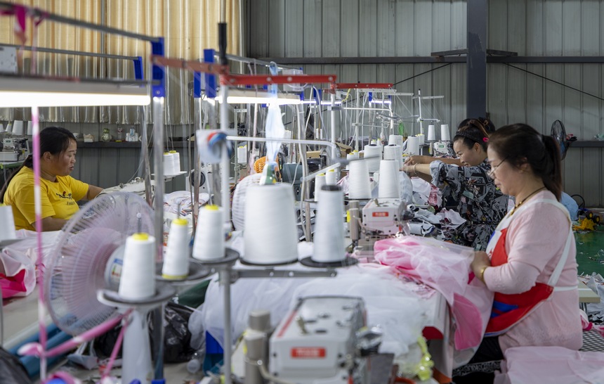 2023年6月25日，赫章縣金銀山街道搬遷群眾在光彩就業車間務工。