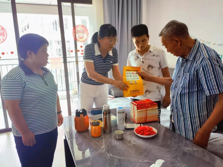 圖為為離退休干部姚元炳送學送健康現場。