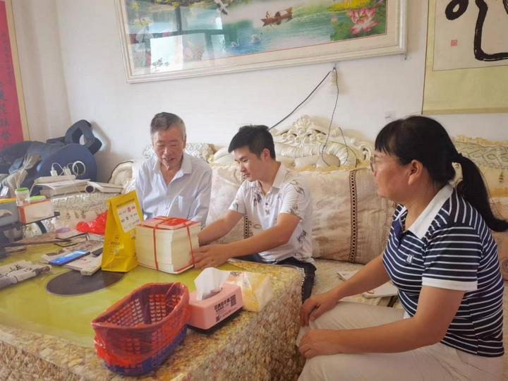 圖為退休干部褚代功送學送健康現場。