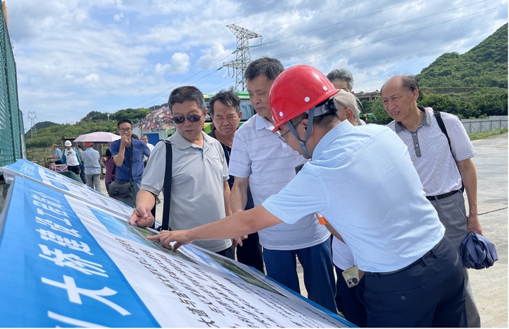 圖為在金州大橋項目參觀考察。