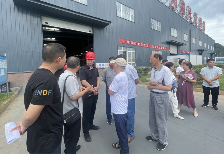 圖為在貴州鑫茂新能源技術有限公司參觀考察。