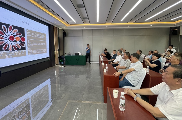 圖為在納具和園康養小鎮參加健康知識講座。