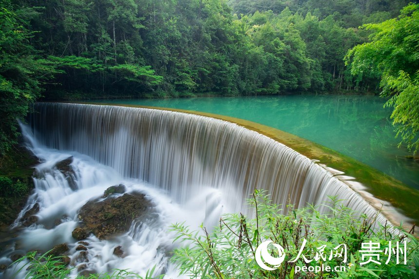 小七孔景區集林、洞、湖、石、水等多種景觀于一體。人民網 涂敏攝