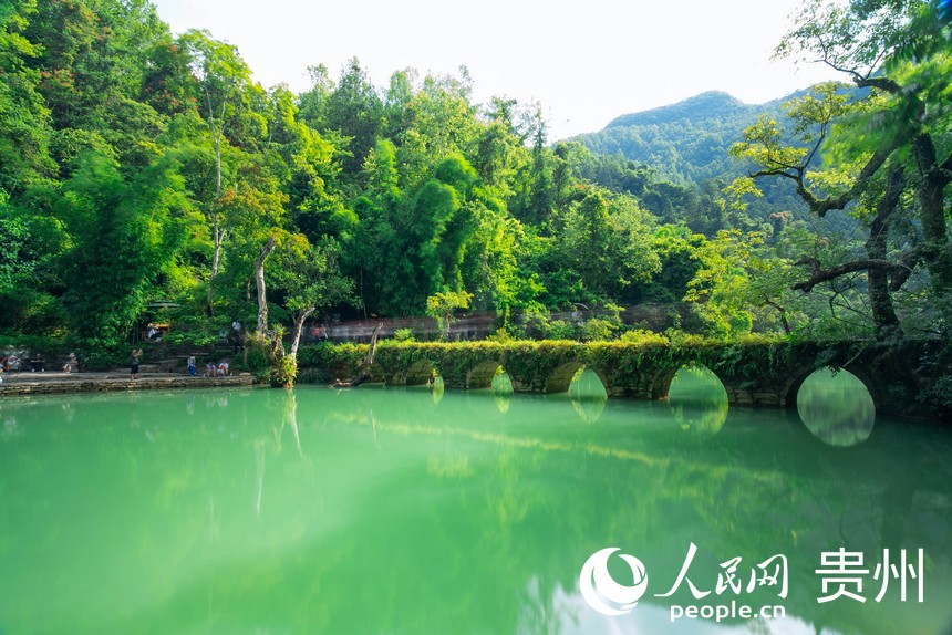 小七孔橋下是綠得讓人心醉的涵碧潭。人民網 涂敏攝