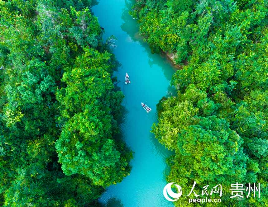 游客在河道里泛舟而行。人民網 陽茜攝
