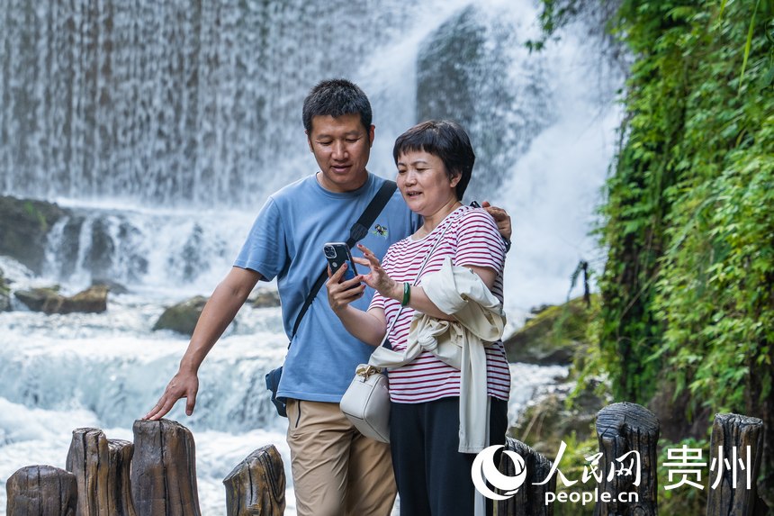 游客在景區內合影留念。人民網 陽茜攝