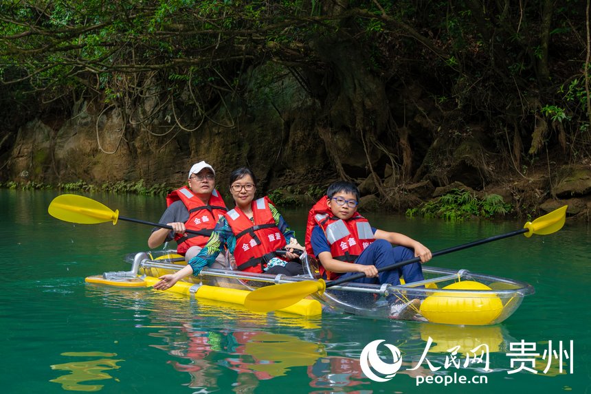 游客在鴛鴦湖劃船。人民網 陽茜攝