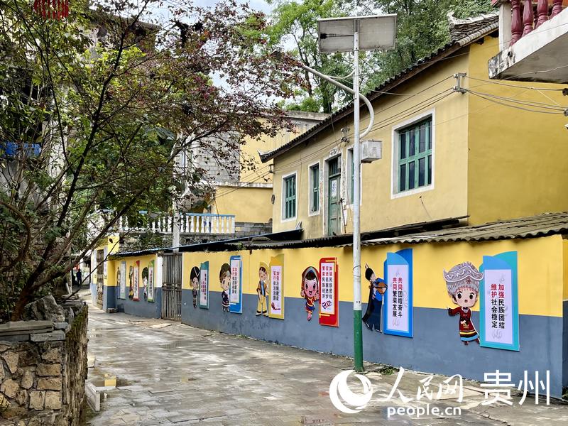 打凼村內的民族團結文化墻。人民網 李麗萍攝