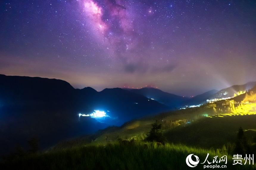 夜色中，加榜梯田與銀河交相輝映。人民網記者 涂敏攝