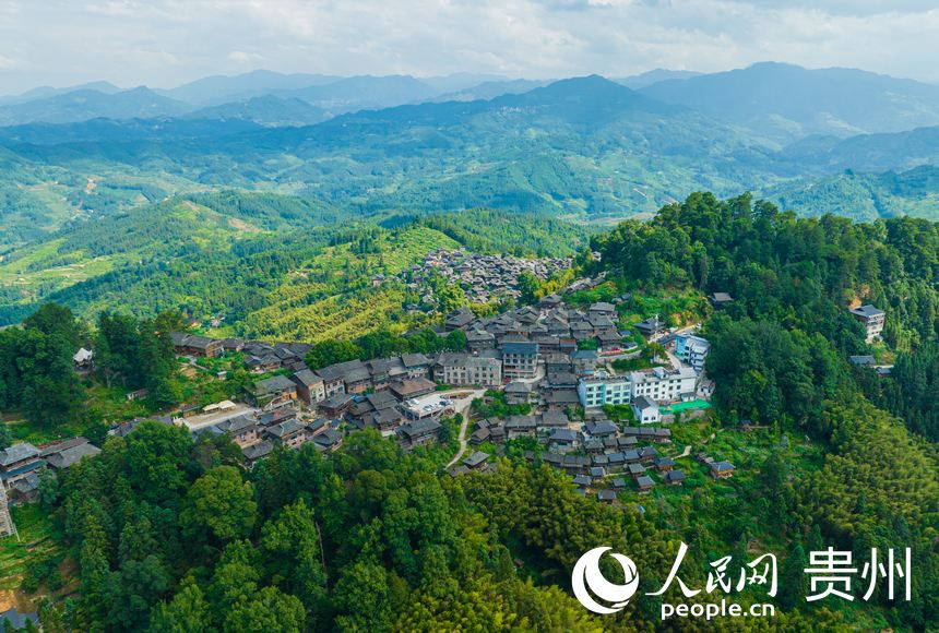 航拍岜沙苗寨。人民網 陽茜攝