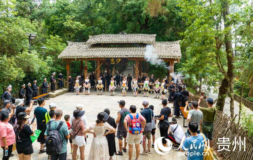 岜沙苗寨的村民在寨門鳴槍迎客。 人民網 陽茜攝