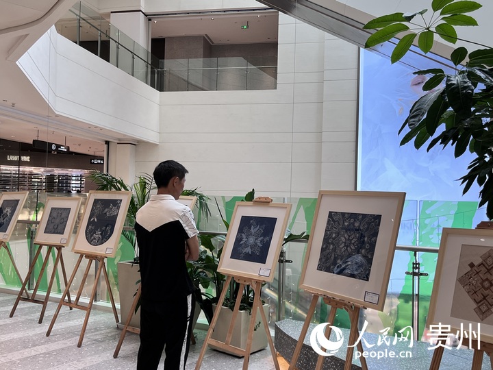 成果展示引人駐足。人民網 陳潔泉攝
