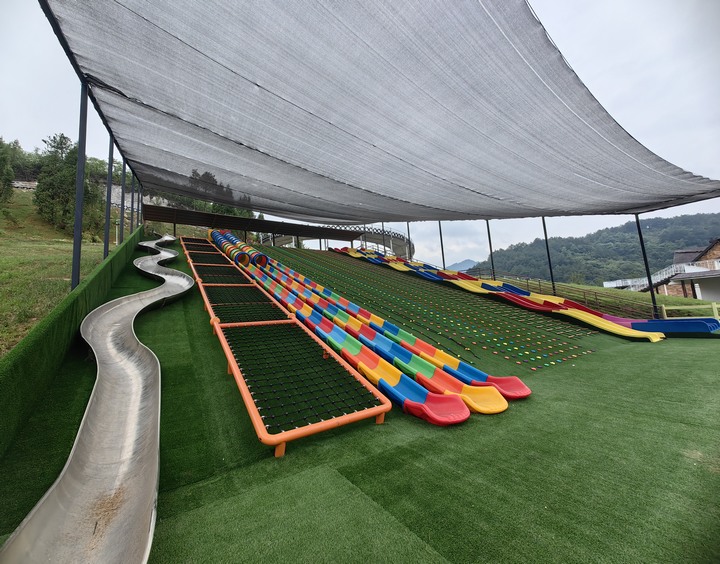 小鎮彩虹滑道。