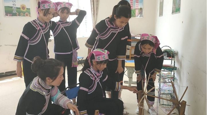 圖為學生對織布進行實際操作。