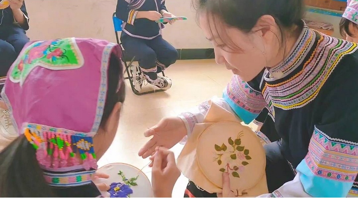 圖為織秀老師現場對學生刺繡進行指導。