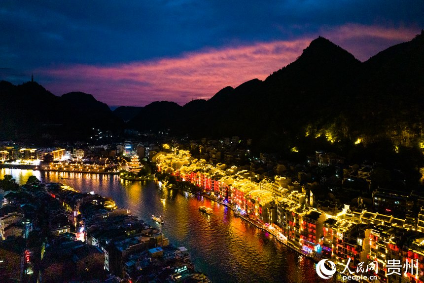 航拍鎮遠古城夜景。人民網 陽茜攝