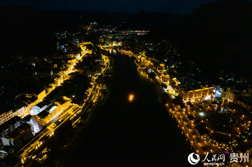 航拍鎮遠古城夜景。人民網 陽茜攝