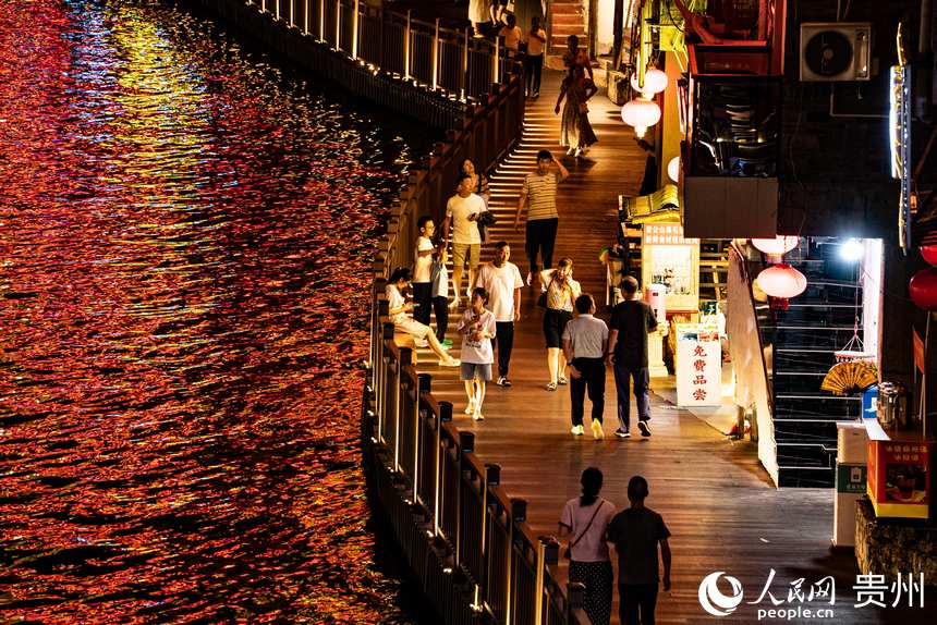 華燈初上，鎮遠古城兩岸燈火通明。人民網 陽茜攝