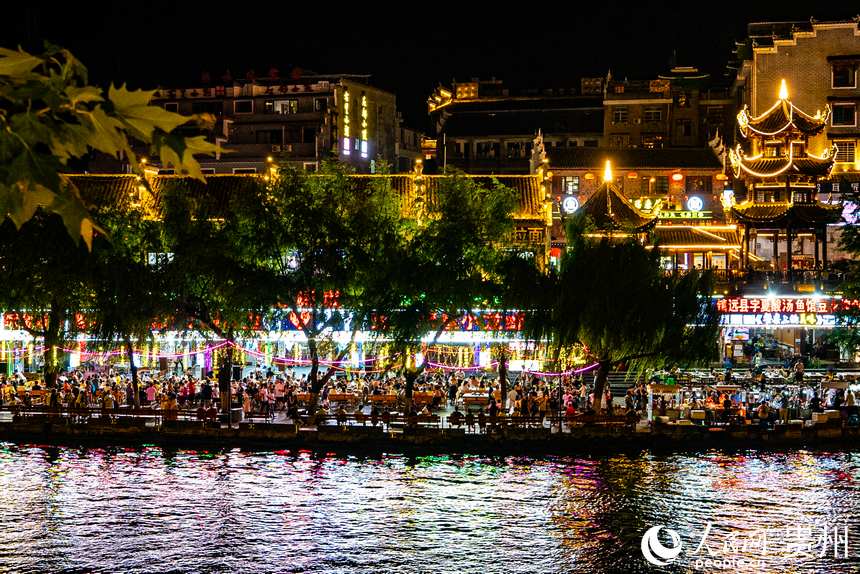 鎮遠古城迎來了暑期旅游的小高峰。人民網 陽茜攝