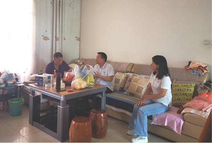 圖為看望呂正毅老同志。