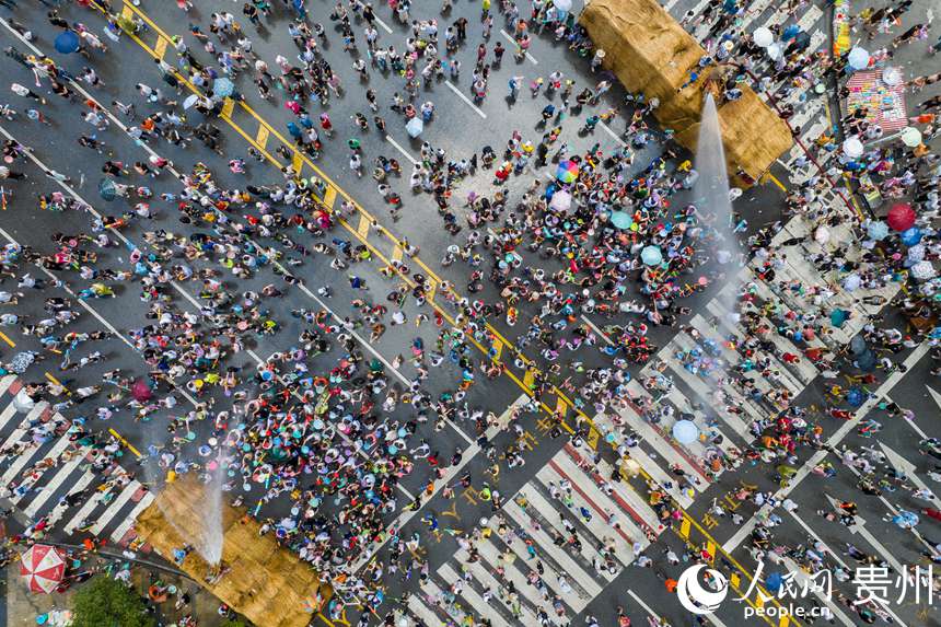 2023德江癸卯年六月六“水龍節”現場，市民互相噴水祈福。人民網記者 涂敏攝