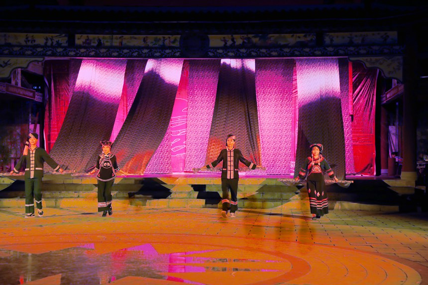 少數民族服飾走秀。都勻市委宣傳部供圖