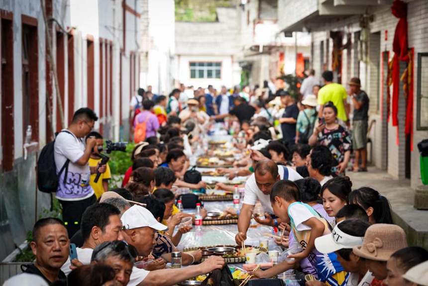 游客品長桌宴。都勻市委宣傳部供圖