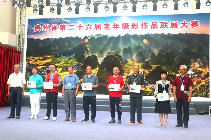 圖為為聯展大賽獲獎人員頒發榮譽證書。