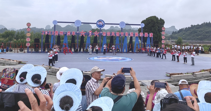 圖為老年攝影愛好者在貞豐“六月六”布依風情節。