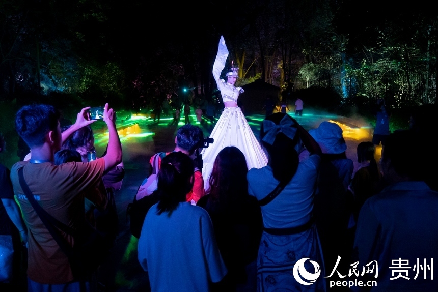 游客游覽黃果樹景區夜景。人民網記者 涂敏攝