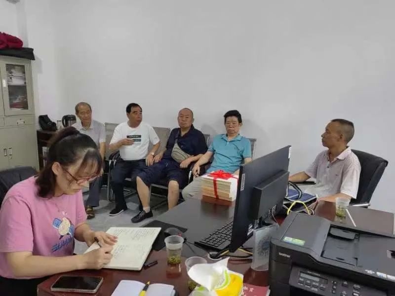 圖為調研組與老黨員座談交流。